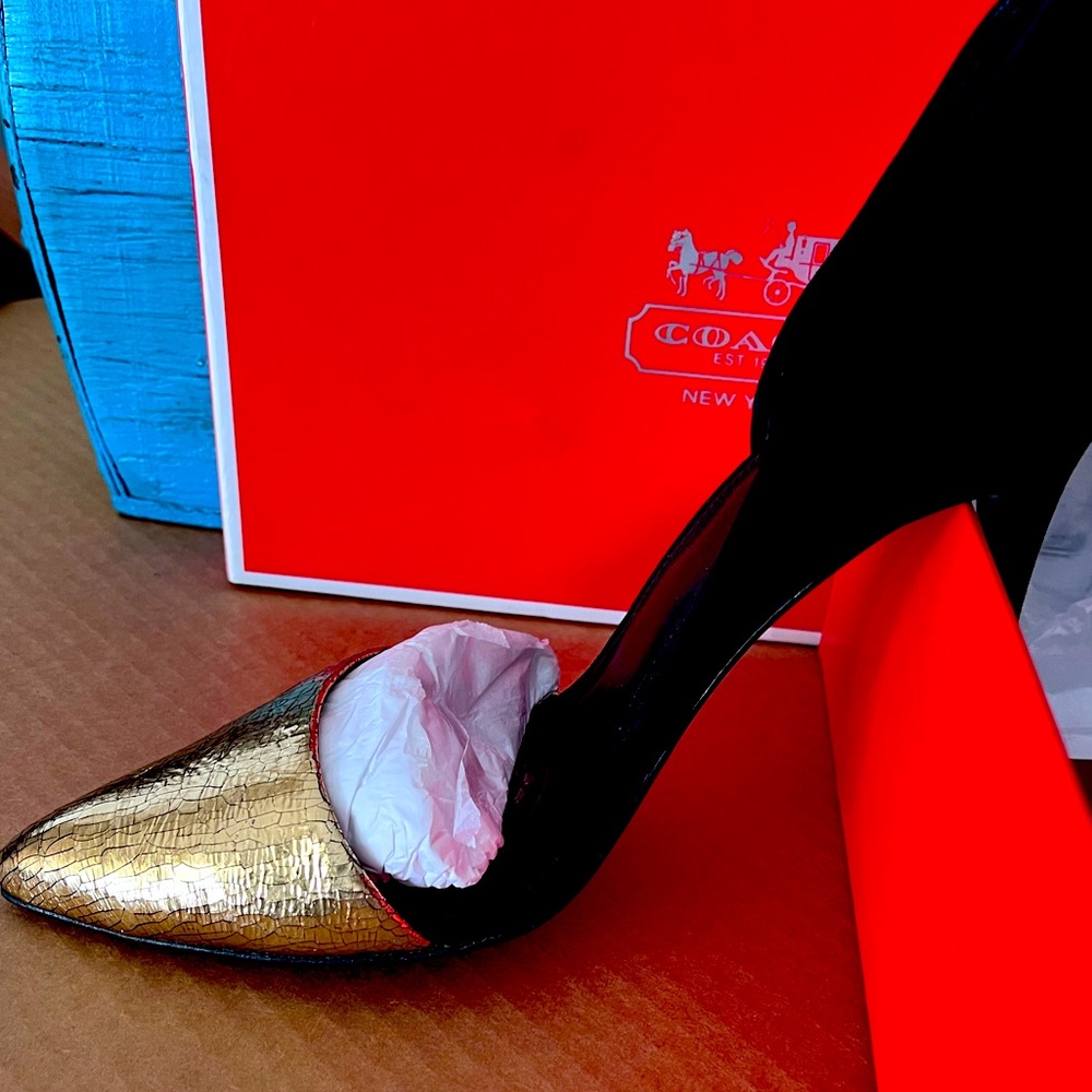 Coach Hollis 9.5 gold & black sexy pumps!